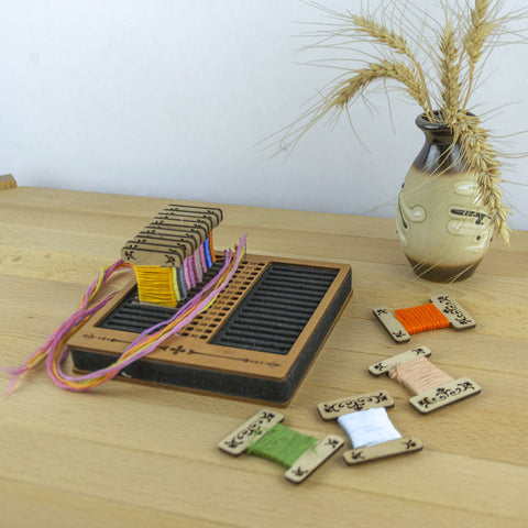 Kompaktiškas siuvinėjimo ritinėlių ir adatų laikiklis – tvarkingas ir patogus - kaSiulai.lt