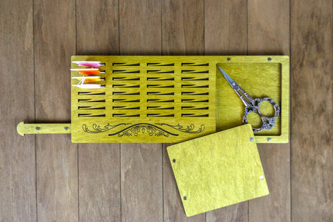 Kompaktiškas stalinis siūlų ričių organizatorius - kaSiulai.lt