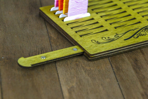 Kompaktiškas stalinis siūlų ričių organizatorius - kaSiulai.lt