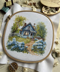 Komplektas siuvinėjimui kryželiu „Sodyboje“, 17,5×17 cm — mėgėjams - kaSiulai.lt
