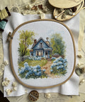 Komplektas siuvinėjimui kryželiu „Sodyboje“, 17,5×17 cm — mėgėjams - kaSiulai.lt