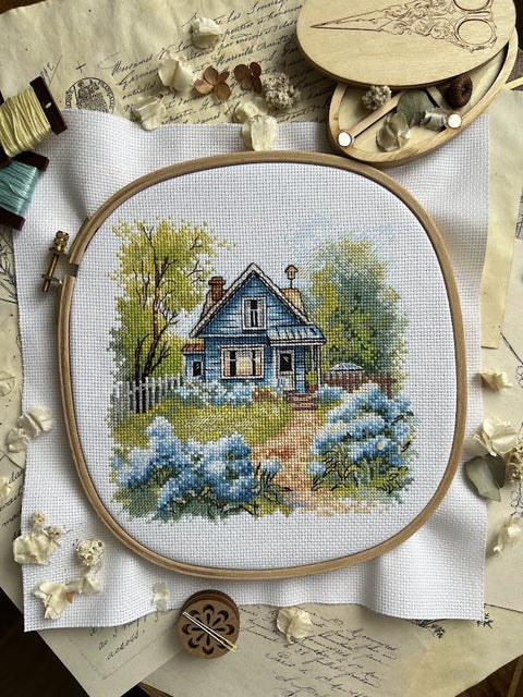 Komplektas siuvinėjimui kryželiu „Sodyboje“, 17,5×17 cm — mėgėjams - kaSiulai.lt