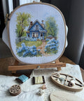 Komplektas siuvinėjimui kryželiu „Sodyboje“, 17,5×17 cm — mėgėjams - kaSiulai.lt