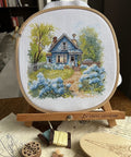 Komplektas siuvinėjimui kryželiu „Sodyboje“, 17,5×17 cm — mėgėjams - kaSiulai.lt