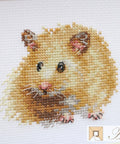 Komplektas siuvinėjimui kryželiu „Žiurkėnas“ — Aida 14 ct, 14 spalvų, 9×7 cm - kaSiulai.lt