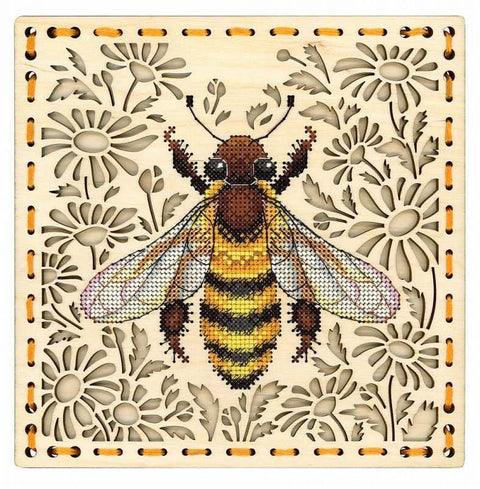 Komplektas siuvinėjimui „Ramunėlių laukas“ — perforuota medinė bazė 20×20 cm - kaSiulai.lt