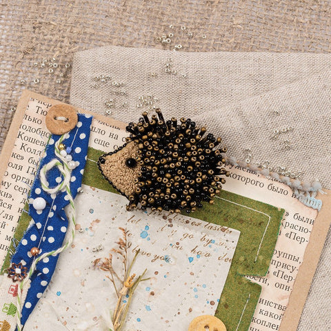 Kryželiu siuvinėjimo komplektas brošei „Ežiukas“, 5,5×4 cm — miela dovana - kaSiulai.lt