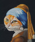 Kryželiu siuvinėjimo komplektas „Katytė su perlo auskaru“ 21×22 cm - kaSiulai.lt