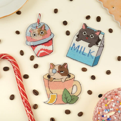 Kryželiu siuvinėjimo komplektas — mielos katės magnetukai šaldytuvui - kaSiulai.lt