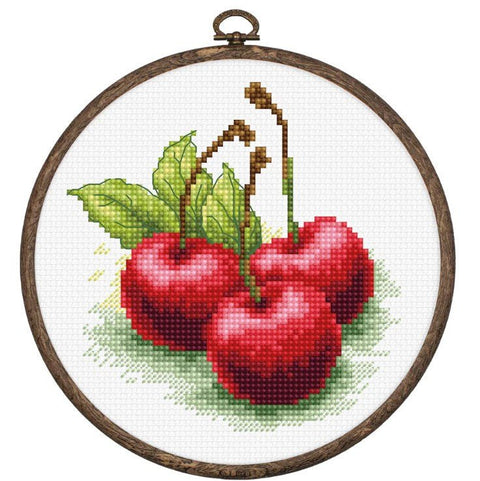 Lengvas kryželiu siuvinėjimo komplektas su lankeliu „Vyšnios“ 10×10 cm - kaSiulai.lt