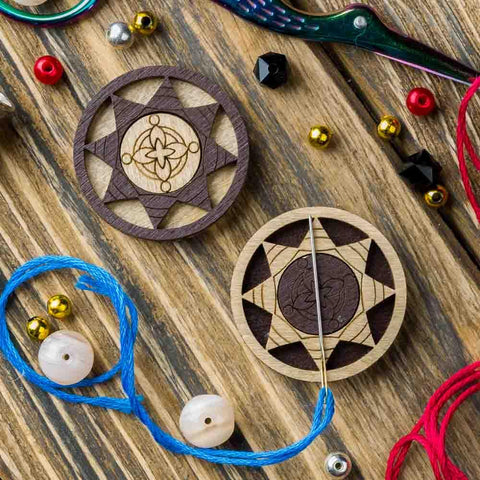 Kompaktiškas dvipusis adatų laikiklis su neodimio magnetais siuvinėjimui