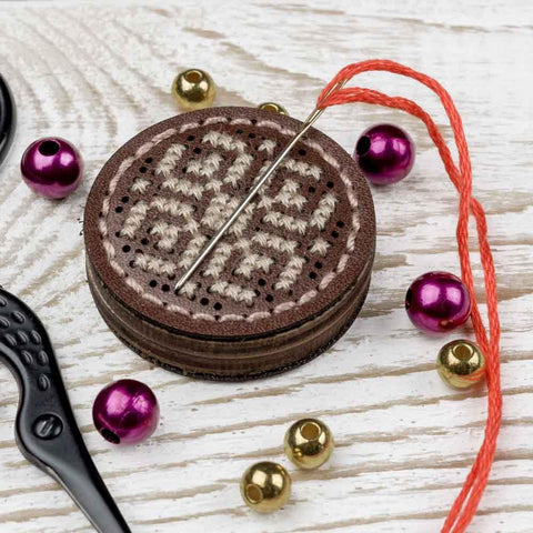 Siuvinėjimo kryželiu rinkinys su 3,5 cm magnetiniu adatų laikikliu Wonderland Crafts