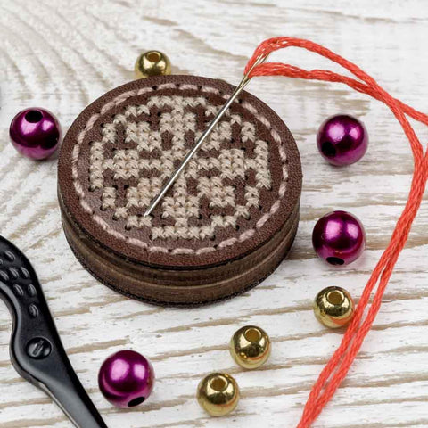 Wonderland Crafts magnetinis adatų laikiklis — siuvinėjimo kryželių „pasidaryk pats“ rinkinys