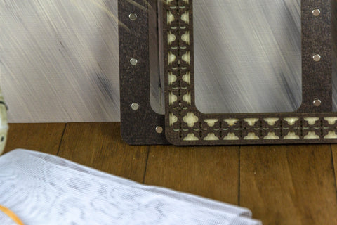 Magnetinis siuvinėjimo lankas 14×14 cm, wenge — stabilus ir patogus - kaSiulai.lt