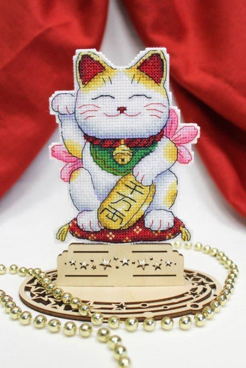 Maneki‑neko — laimės katino siuvinėjimo komplektas dovanai - kaSiulai.lt