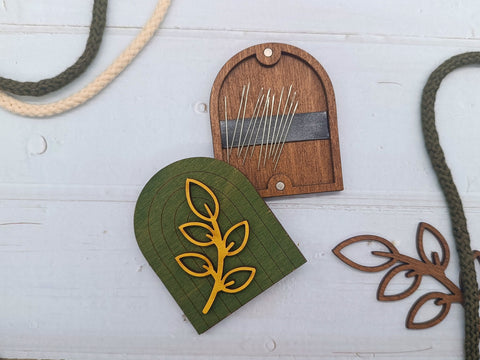 Boho stiliaus ruda medinė adatinė – siuvimui ir siuvinėjimui