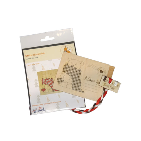 Medinė atvirutė „Aš tave myliu“ su siuvinėtu meškiuku, KF022/132 - kaSiulai.lt