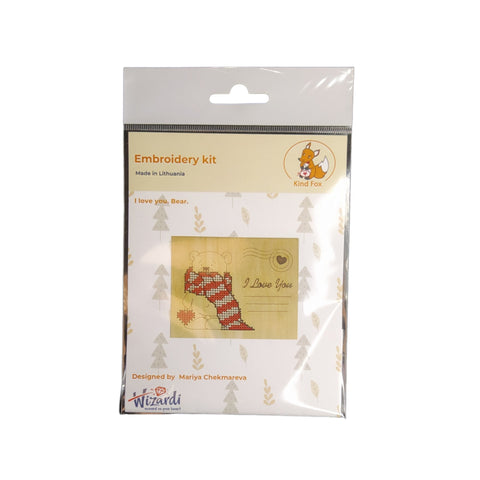 Medinė atvirutė „Aš tave myliu“ su siuvinėtu meškiuku, KF022/132 - kaSiulai.lt