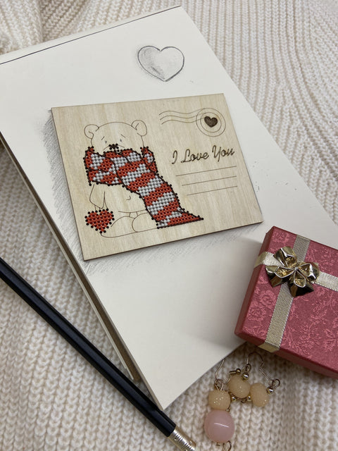 Medinė atvirutė „Aš tave myliu“ su siuvinėtu meškiuku, KF022/132 - kaSiulai.lt