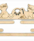 Medinė siuvinėjimo pakaba „Katės“, 23×6 cm, 2 dalys – elegantiškam eksponavimui - kaSiulai.lt