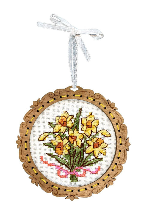 Medinė siuvinėjimo panelė kryželiu „Narcizų puokštė“, 8×8 cm - kaSiulai.lt