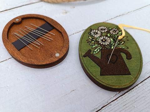 Medinis adatų dėklas su gėlėmis KF056/121G - kaSiulai.lt