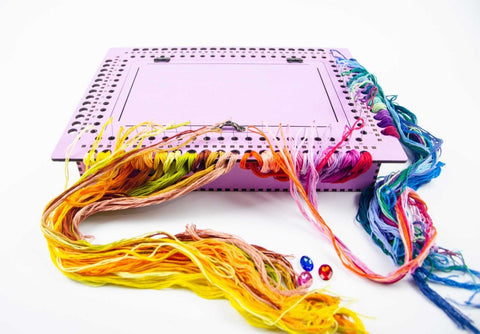 Medinis adatų dėklas su levandų motyvu — 66 skylutės - kaSiulai.lt