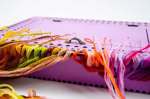 Medinis adatų dėklas su levandų motyvu — 66 skylutės - kaSiulai.lt