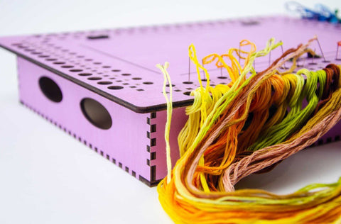 Medinis adatų dėklas su levandų motyvu — 66 skylutės - kaSiulai.lt