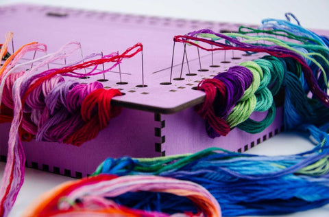 Medinis adatų dėklas su levandų motyvu — 66 skylutės - kaSiulai.lt