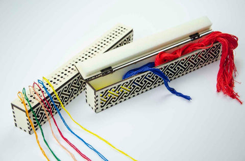 Medinis adatų laikiklis (60 skylių), dramblio kaulo spalvos, skirtas rankdarbiams - kaSiulai.lt