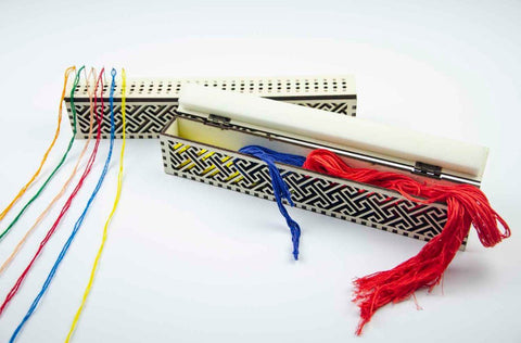 Medinis adatų laikiklis (60 skylių), dramblio kaulo spalvos, skirtas rankdarbiams - kaSiulai.lt