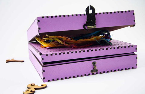 Medinis adatų laikiklis siuvinėjimui „Levandos“ — 210 skylių - kaSiulai.lt