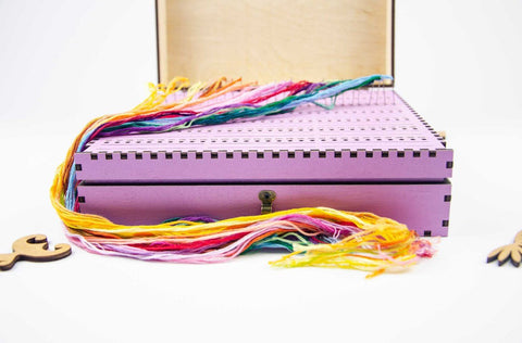 Medinis adatų laikiklis siuvinėjimui „Levandos“ — 210 skylių - kaSiulai.lt