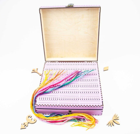 Medinis adatų laikiklis siuvinėjimui „Levandos“ — 210 skylių - kaSiulai.lt