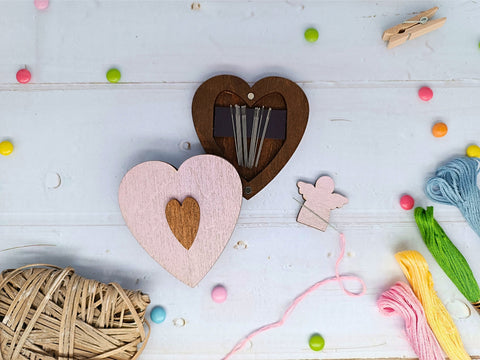 Medinis dėklas adatoms „Rožinė širdis“ KF056/100P - kaSiulai.lt