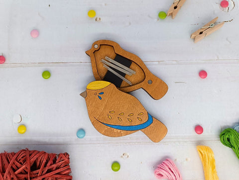 Medinis dėklas adatoms su mėlynu paukšteliu KF056/110 - 1 - kaSiulai.lt