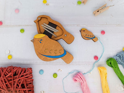 Medinis dėklas adatoms su mėlynu paukšteliu KF056/110 - 1 - kaSiulai.lt