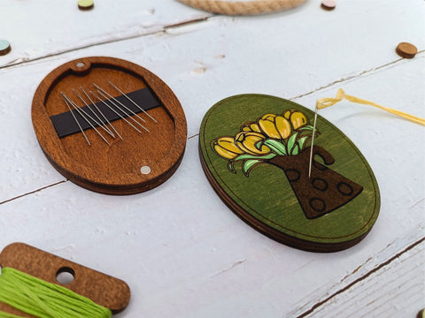 Medinis dėklas adatoms su tulpėmis KF056/120G - kaSiulai.lt