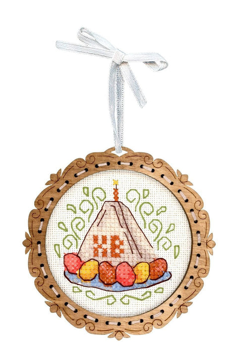 Medinis komplektas siuvinėjimui kryželiu „Mini varškės pyragaitis“ 8×8 cm - kaSiulai.lt
