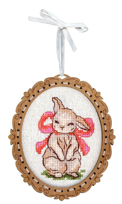 Medinis siuvinėjimo rinkinys su zuikučiu ir kaspinu, 10×9 cm - kaSiulai.lt