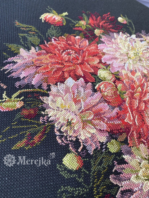 Merejka "Dahlijos" — kryželiu siuvinėjimo komplektas elegantiškiems namų akcentams - kaSiulai.lt