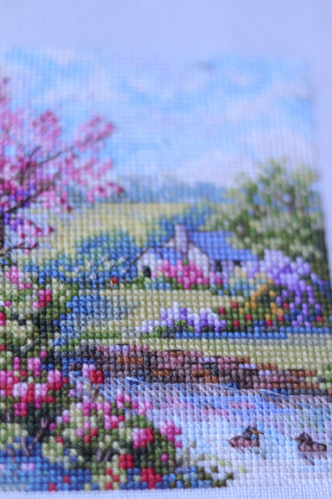 Merejka „Pavasaris“ – kompaktiškas kryželiu siuvinėjimo komplektas, 11,5×11,5 cm - kaSiulai.lt