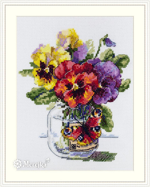 Merejka siuvinėjimo komplektas — našlaitės ir drugelis, Aida 14, DMC, 16×17 cm - kaSiulai.lt