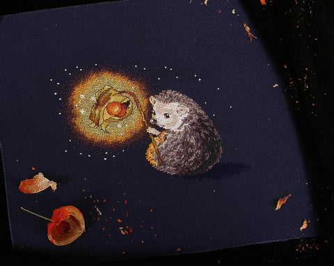 Mielas ežiukas nakties šviesoje — kryželiu siuvinėjimo komplektas - kaSiulai.lt