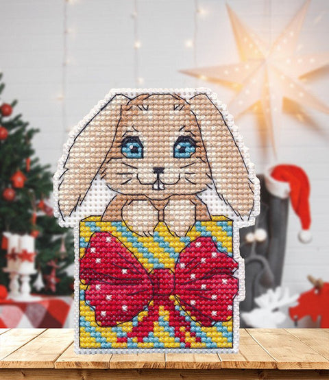 Mielas magnetui skirtas siuvinėjimo komplektas kryželiu, 14 ct plastikinė kanva, 6,7×8,7 cm, 10 spalvų - kaSiulai.lt