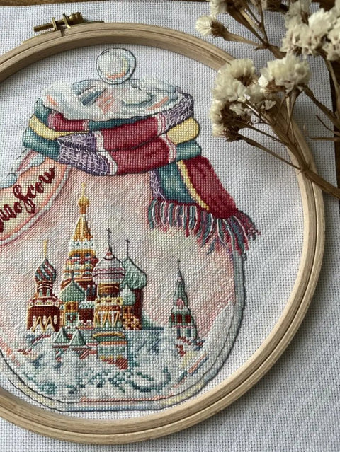 „Miestai butelyje: Maskva“ — skaičiuoto siuvinėjimo komplektas, Aida 16 ct, 30 spalvų, 18×23 cm - kaSiulai.lt