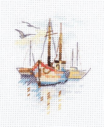Mini komplektas siuvinėjimui kryželiu „Laivai aušroje“, Aida 14, 6×9 cm - kaSiulai.lt