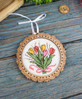 Mini siuvinėjimas kryželiu ant medinės plokštelės – Tulpės, 8×8 cm, puiki dovana - kaSiulai.lt