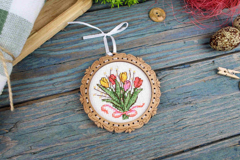 Mini siuvinėjimas kryželiu ant medinės plokštelės – Tulpės, 8×8 cm, puiki dovana - kaSiulai.lt